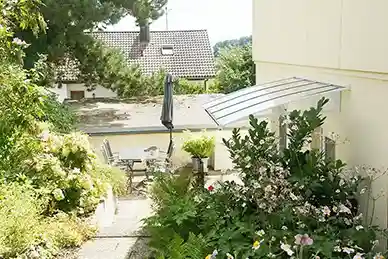 Ferienwohnung sicht zum Eingang und Sitzplatz