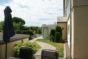 Sitzplatz mit Tisch u. Stühlen